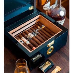 Elegant Black Cigar Humidor